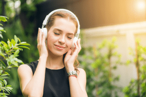 Binaurale Beats Frau hat Kopfhörer auf um binaurale Beats zu hören und um keine Probleme mehr zu haben