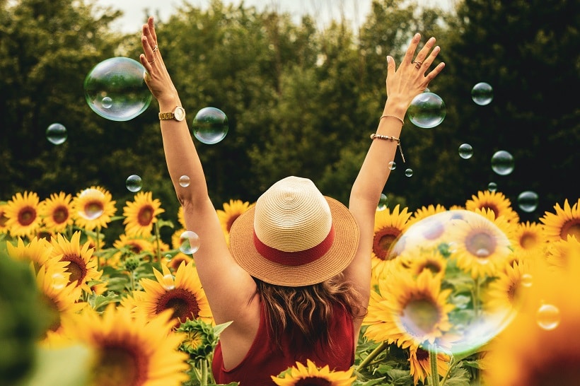 Das-Leben-und-die-Freiheit-trotz-Corona-geniessen-Frau-Sonnenblumen