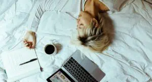 ausgeglichene-work-sleep-balance-frau-schlafen