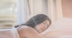 gut-schlafen-trotz-zeitumstellung-die-innere-uhr-ins-gleichgewicht-bringen-frau-schlaeft