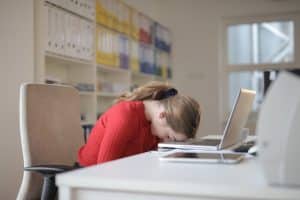 dm-harmonics-fruehjahrsmuedigkeit-frau-muede-arbeit