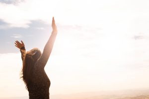 dm-harmonics-selbstermaechtigung-frau-happy