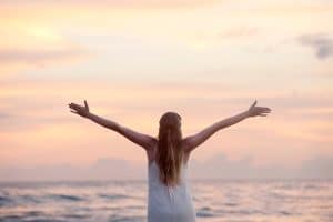 dm-harmonics-manifestieren-lernen-frau-happy-meer