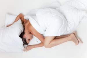 dm-harmonics-gut-schlafen-frau-bett