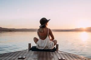 dm-harmonics-inneren-frieden-finden-frau-see-happy