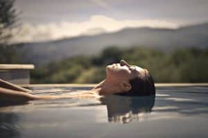 dm-harmonics-sommerdepression-gesundheit-frau-wasser-geniessen