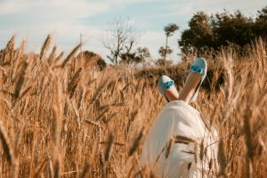 dauerstress-tiefenentspannung-frau-entspannt-feld-relaxen