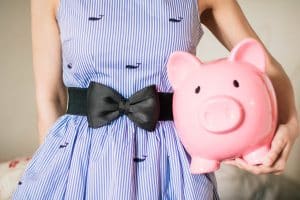 dm-harmonics-geld-faengt-im-kopf-an-frau-sparschwein