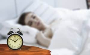dm-harmonics-zeitumstellung-schlafen-frau-bett-wecker