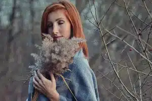 herbstblues-frau-gras