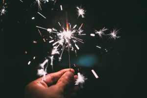 selbstermaechtigung-silvester-hand-wunderkerze