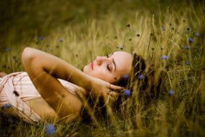 dm-harmonics-neue-kraft-frau-feld-fruehling