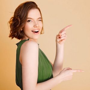 DM-Harmonics-Leicht und einfach abnehmen-Frau zeigt mit beiden Fingern auf etwas DM-Harmonics-Leicht und einfach abnehmen-Frau zeigt mit beiden Fingern auf etwas