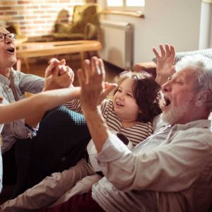 Großeltern spielen sorgenfrei mit Enkelkindern