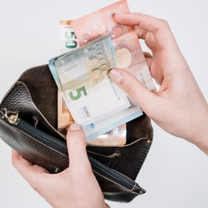 finanzielle-freiheit-geniessen-mann-genug-geld-im-geldbeutel (2)