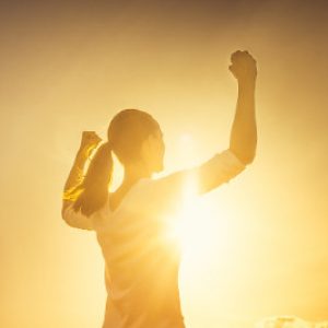 Dm-Harmonics-mehr selbstbewusstsein-Frau hat ihre Arme oben Dm-Harmonics-Wie stärke ich mein selbstbewusstsein-Frau hat ihre Arme oben und zeigt sich siegessicher
