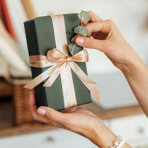 neujahrsvorsaetze-umsetzen-frau-geschenk