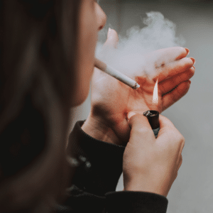 Dm-Harmonics-aufhören zu rauchen-Frau zündet sich eine Zigarette an